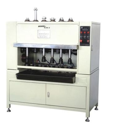 Sei macchine di pieghettatura rotatorie di asse principale per la spillatura del piatto inferiore del filtro dell'olio